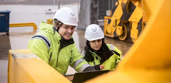 Bromma spreader working night shift