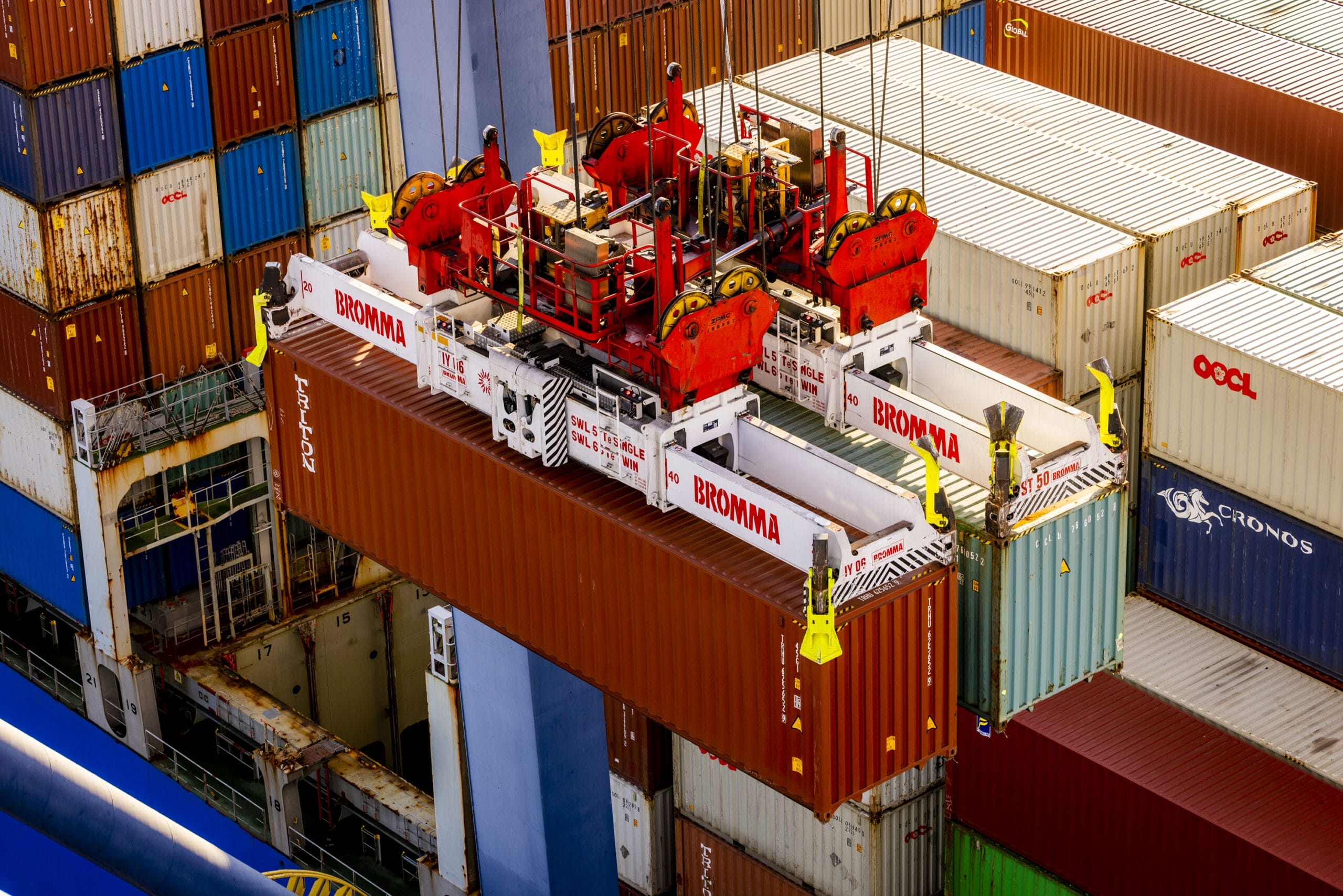 Bromma electric spreaders at LBCT